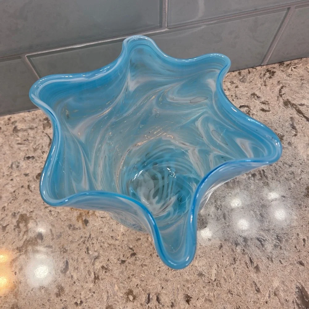 Hand Blown Blue White Swirl‎ Art Glass Handkerchief Vase Ruffled Star Rim 6.5